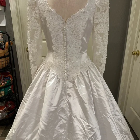 Alfred Angelo  Lace Vintage Bridal Gown - Picture 4 of 16